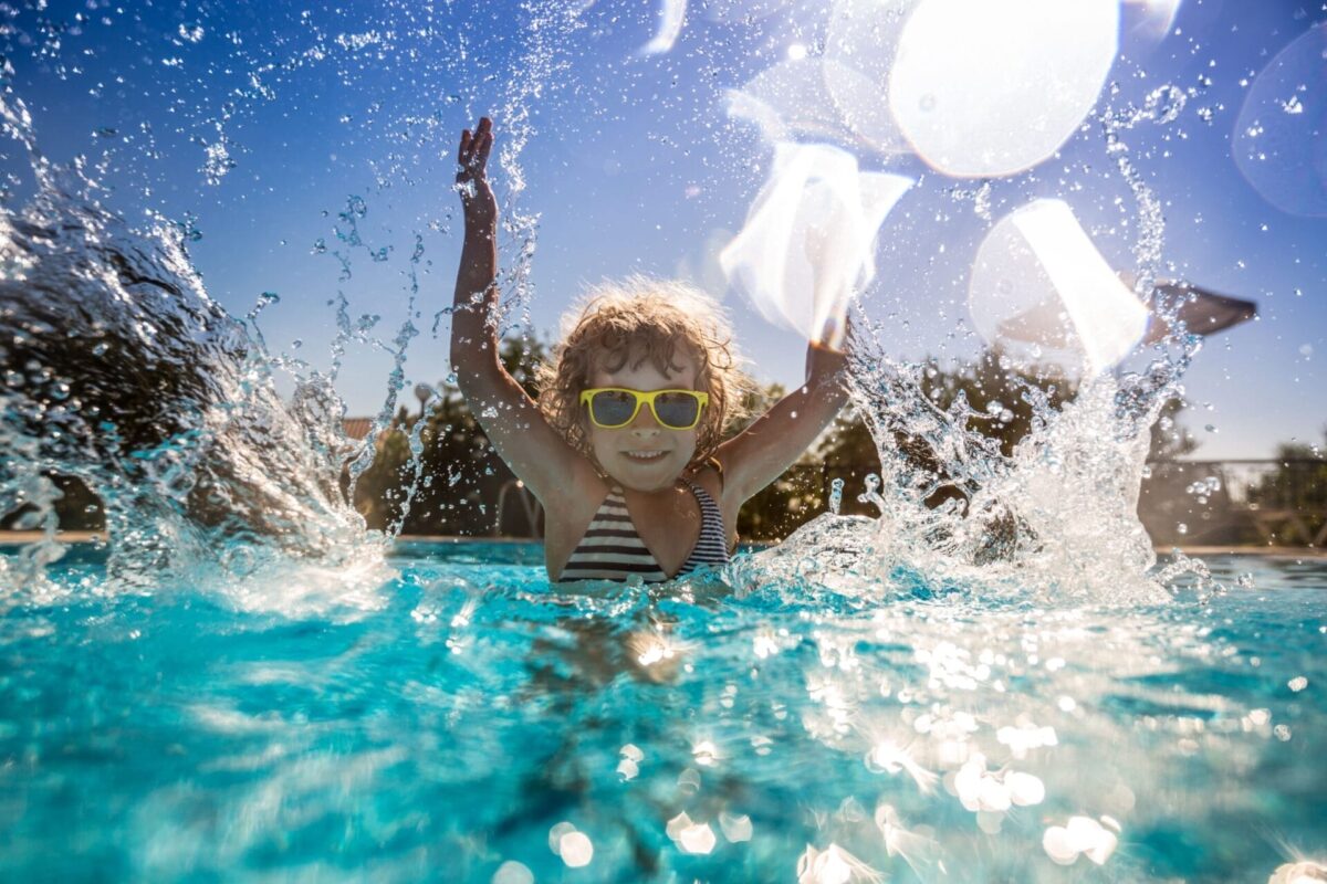 5 dicas fresquinhas pra levar as crianças à piscina com segurança neste calor