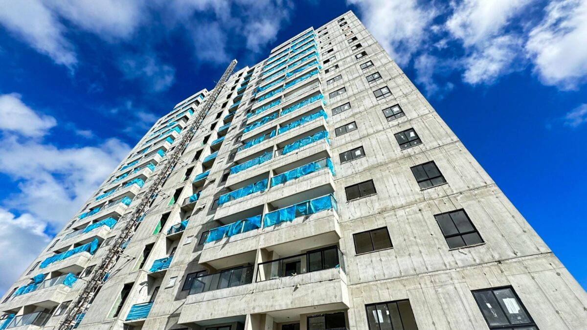 Juros de obra: saiba o que é e como impacta a compra do seu imóvel